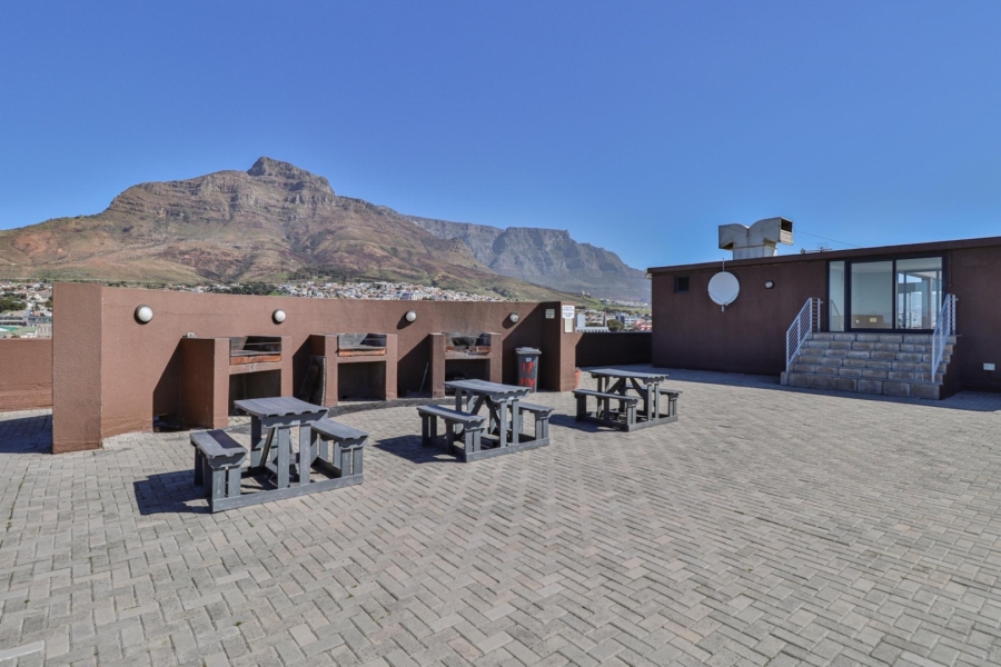 To Let 2 Bedroom Property for Rent in Woodstock Western Cape